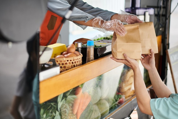 Foto cliente che prende l'ordine del cibo