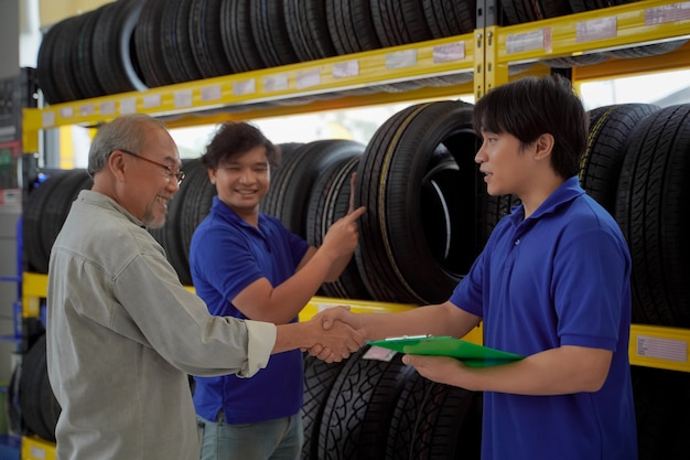 顧客はタイヤを購入し、トレッドパターンを検討しています