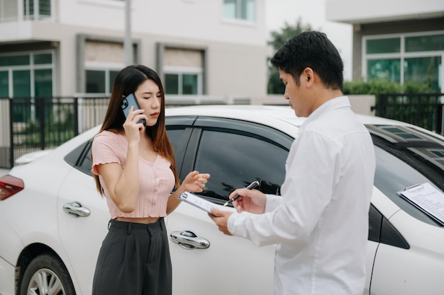 顧客と自動車保険代理店は,道路での損害賠償を請求するために契約を結び,書類に署名しました.