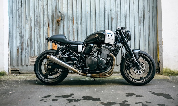 Фото Индивидуальный мотоцикл перед дверью гаража