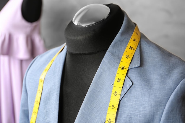 Photo custommade suit on mannequin in atelier closeup