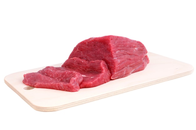 肉のハードボードに牛肉のステーキをカット。孤立。
