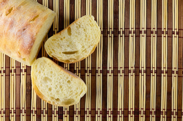 Foto tagliare il pane ciabatta. elemento di design