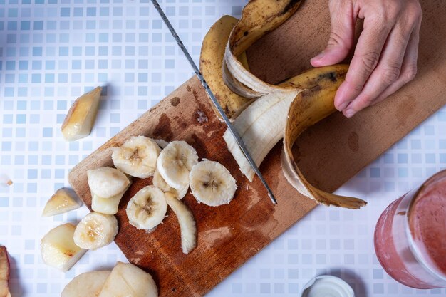 Foto taglia i frutti per fare un frullato casalingo sano