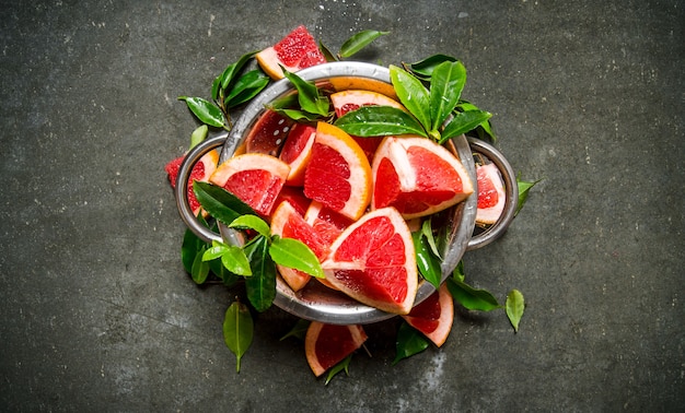 Cut the grapefruit in the pot with leaves and ice.