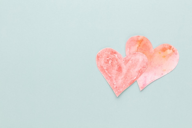 Вырежьте бумагу в форме сердца, наклейте на пастельный фон. Концепции Дня Святого Валентина