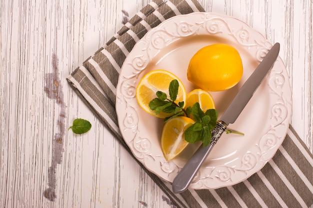 Foto tagliare limoni e rametti di menta