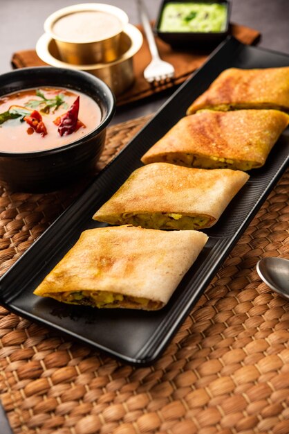 カットマサラドーサまたは春のドーサは、サンバーとココナッツチャツネを添えた南インド料理です