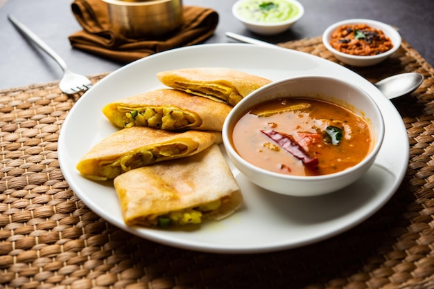 컷 마살라 도사 또는 스프링 도사는 삼바와 코코넛 처트니와 함께 제공되는 인도 남부 식사입니다.