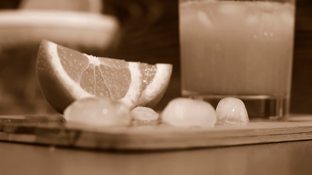 Фото Нарезанные апельсины лежат на деревянном столе. нарезка фруктов на завтрак. сок свежий. апельсиновый сок. монохромный плакат.