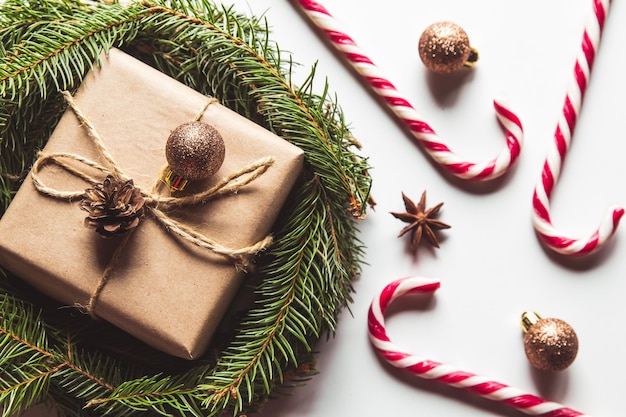 나무 테이블에 2019 크리스마스 카드 또는 새해 배경을 위해 전나무 모양으로 종이를 자르십시오.