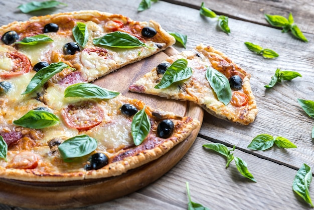 Tagliare la pizza sulla tavola di legno