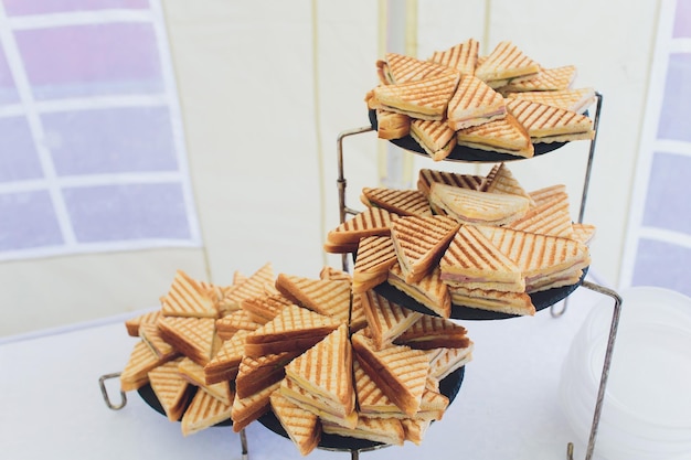 Фото Консервная тарелка с смешанными сэндвичными треугольниками