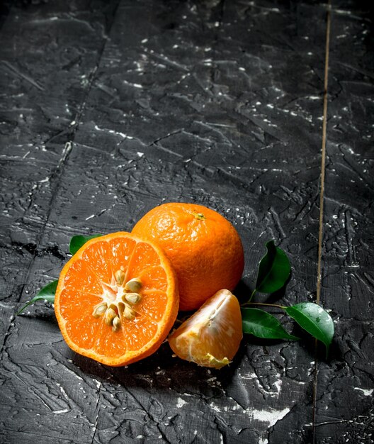 Photo cut ripe mandarin with leaves