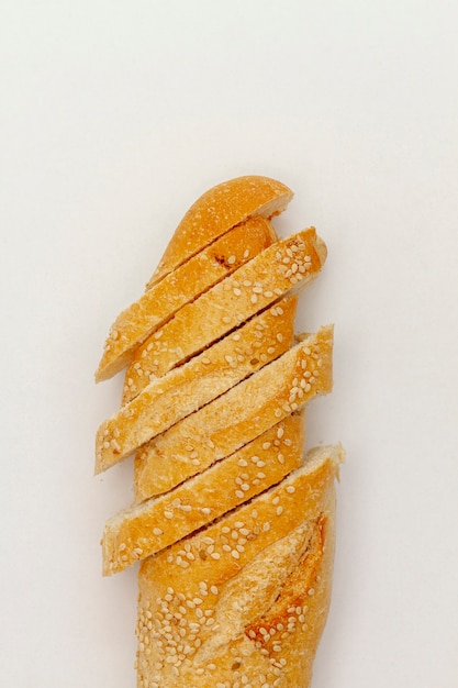 Foto tagliare le fette di pane bianco con i semi