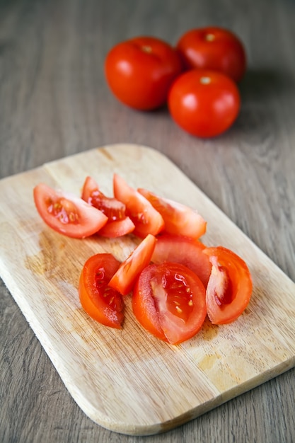 Foto tagliare il pomodoro