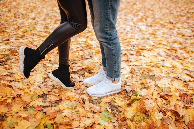 写真 若い男性と女性の足のカットビュー