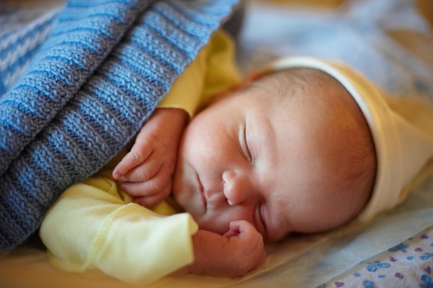 Симпатичный 3-дневный новорожденный ребенок спит дома