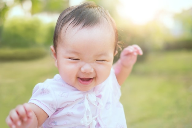 공원에서 웃는 귀여운 사랑스러운 아기 소녀