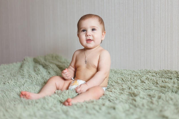 Милый очаровательный новорожденный ребенок 3 месяцев с подгузниками