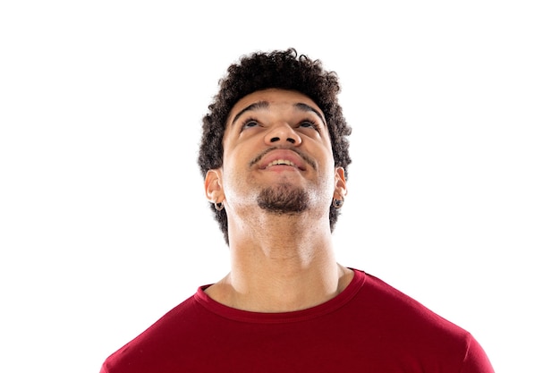 Photo cute african american man with afro hairstyle wearing a burgundy t-shirt isolated