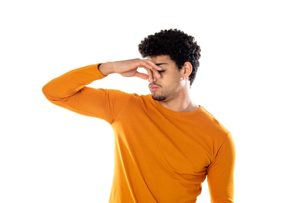 Photo cute african american man with afro hairstyle wearing a orange t-shirt isolated