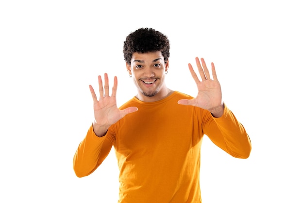 Симпатичный афро-американский мужчина с афро-прической в оранжевой футболке изолирован
