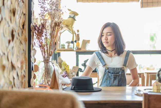 かわいいアジアの女の子、コーヒーカフェ