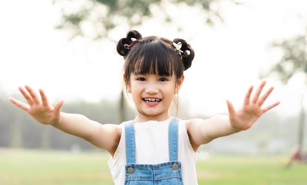 사진 공원에서 귀여운 아시아 여자의 발