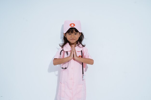 의사 유니폼을 입고 귀여운 아시아 소녀