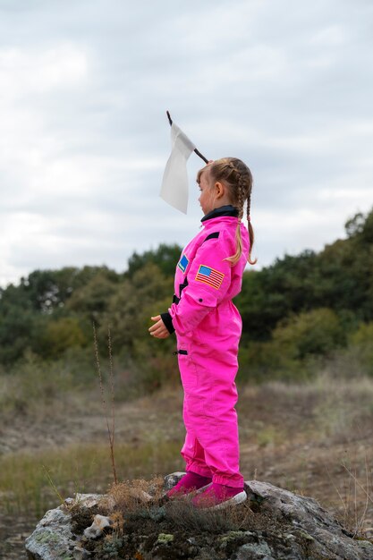 Photo cute astronaut kid playing