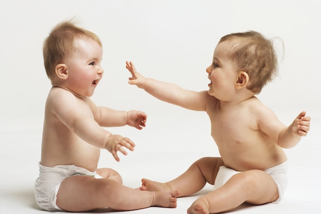 Foto bambini carini che combattono