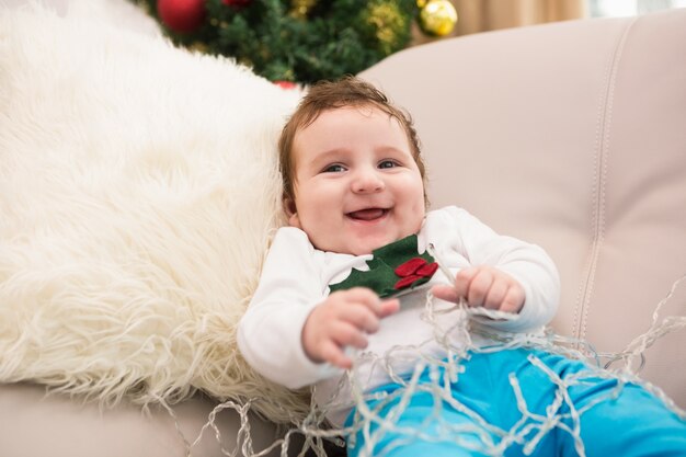 かわいい赤ちゃんの男の子がソファでクリスマス