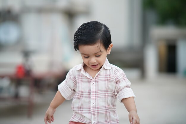 小さな階段を歩くのを楽しんでいるかわいい男の子