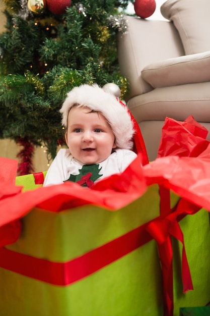 大きなクリスマスプレゼントのかわいい赤ちゃん