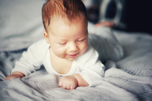 Foto un bambino carino sdraiato sul letto a casa