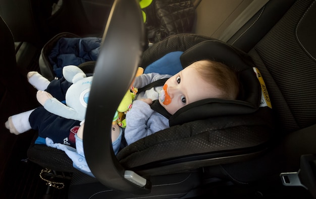 写真 車のチャイルドシートに座っているかわいい男の子