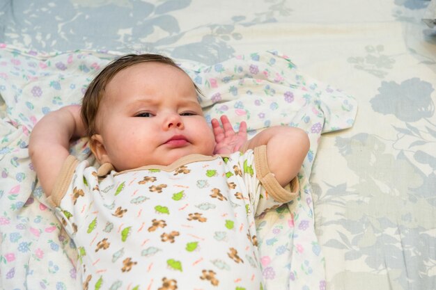 写真 家のベッドで眠っている可愛い赤ちゃん