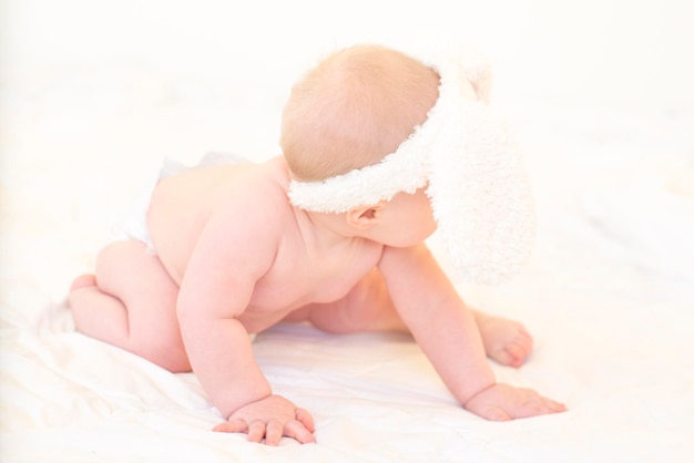 Foto bambino carino con le orecchie di coniglio su uno sfondo bianco neonato