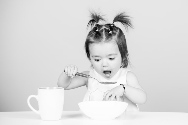 かわいい赤ちゃんの子供は食べ物の赤ちゃんを食べる小さな赤ちゃんはフルーツのピューレを食べる