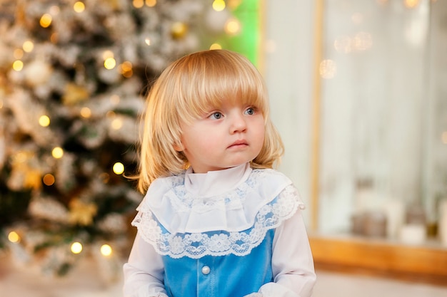 милый ребенок в рождественском костюме