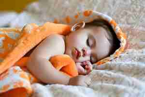 Photo cute baby in a cozy blanket sleepin