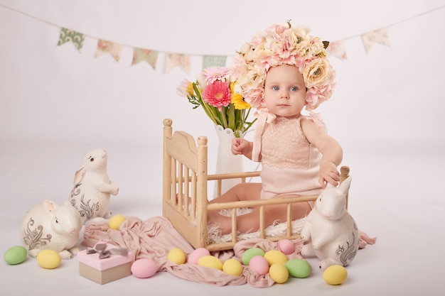 Bambino carino nella composizione di pasqua