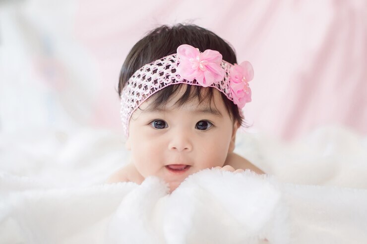 모피 담요에 귀여운 딸