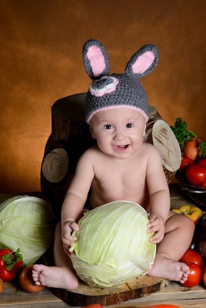 Neonata sveglia in un costume da coniglietto. coniglio pasquale.