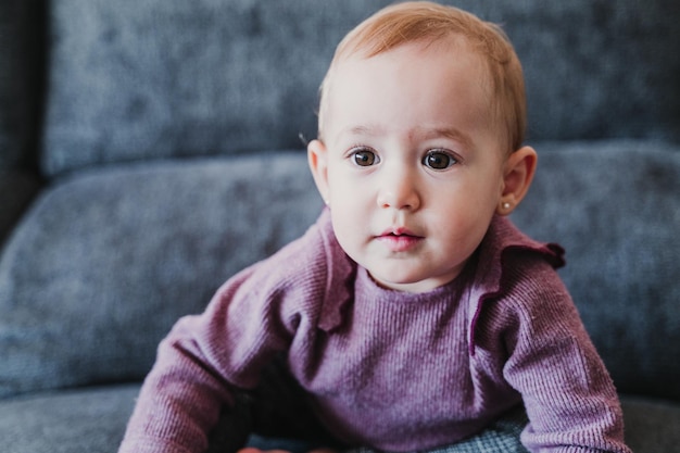 Photo cute baby girl at home