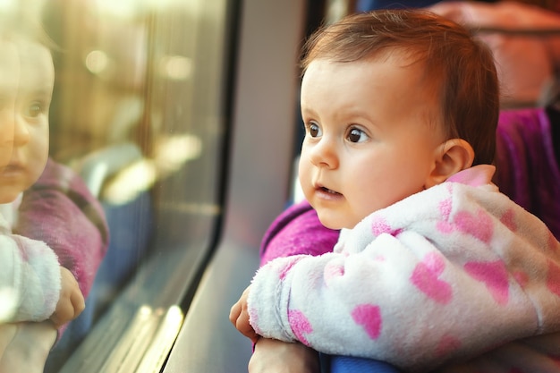 写真 列車の窓から見える可愛い赤ちゃん