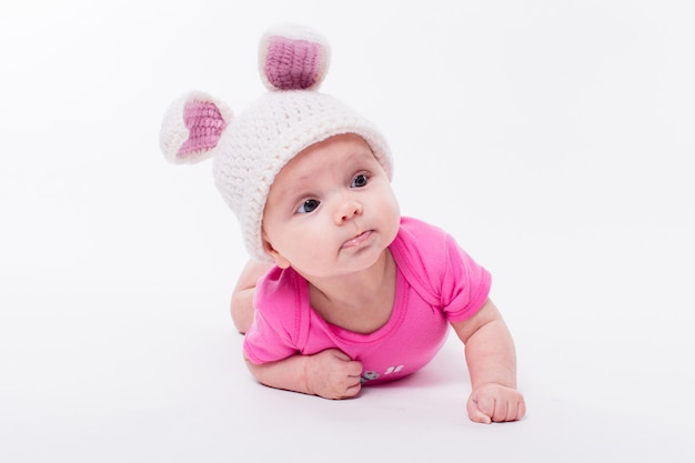 Photo cute baby girl lying in a bright red t-shirt