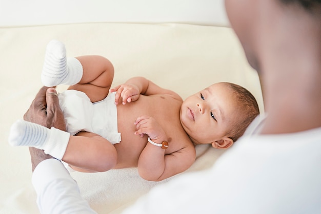 Foto neonata sveglia che si trova nella culla