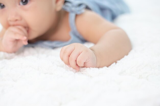 写真 ベッドに横たわっている可愛い赤ちゃん